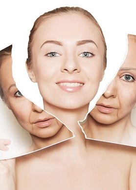 Frau zeigt geteiltes Bild von reifer und glatter Haut als Symbol für Anti-Aging-Pflege