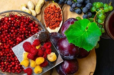 Trauben, Beeren und Nüsse als natürliche Quellen des Antioxidans Resveratrol
