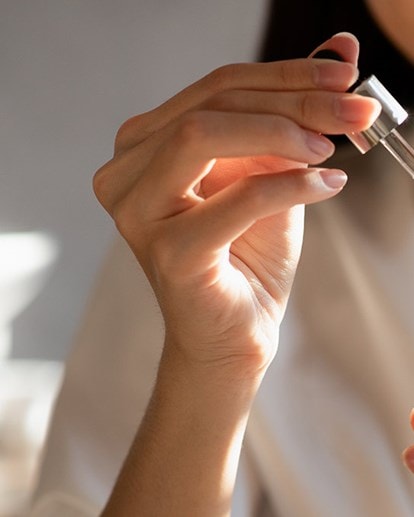 Frau hält Serum in der Hand