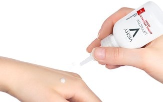 LIFTACTIV Retinol Specialist Serum von Vichy wird in kleiner Menge auf die Hand gegeben